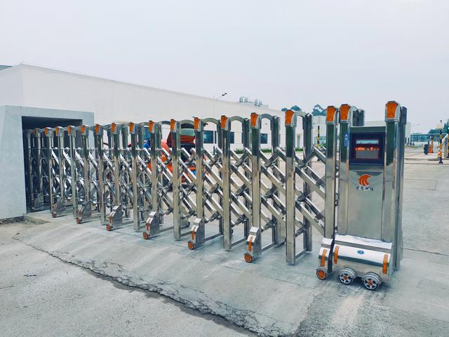 为何电动伸缩门日益普及，而卷帘门地位依然稳固？——现代门禁系统的双翼